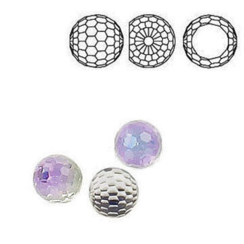 K&ouml;nnte beinhalten: Drei irisierende Glasperlen mit geometrischem Muster. Die Perlen sind rund und haben einen hellvioletten Farbton. Die Perlen sind neben einer Strichzeichnung des geometrischen Musters abgebildet.