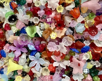 Mix de flores de acrílico, pequenas e médias, incluindo campanulas, tulipas, lírios e orquídeas em cores sortidas (10 gramas).