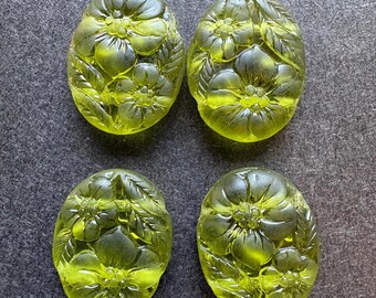 Conjunto de 4 contas ovais de vidro alemão, cor olivina, com dois furos e gravação.