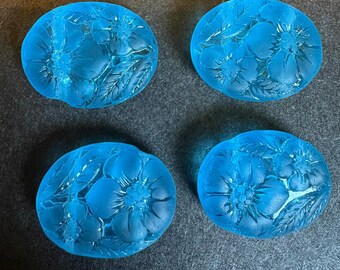Conjunto de 4 contas ovais de vidro alemão na cor água-marinha com dois furos e gravação.