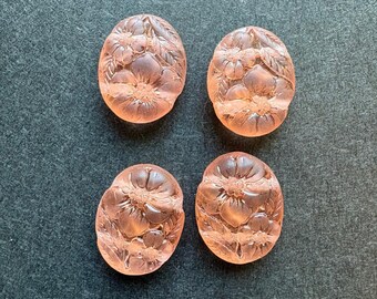 Conjunto de 4 contas ovais de vidro alemão Rosaline com dois furos e gravação.