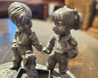 Heritage Pewter menino e menina com cachorro na carroça