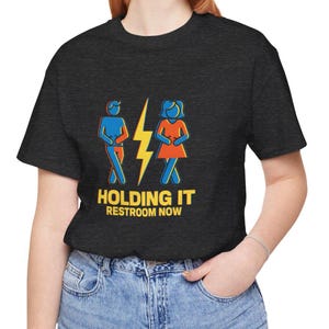 Camiseta "Hold It Restroom Now" / Divertida camiseta "Urgencias en el baño" / Gráfico unisex humorístico / Regalo de broma para viajes por carretera / Ropa de viaje