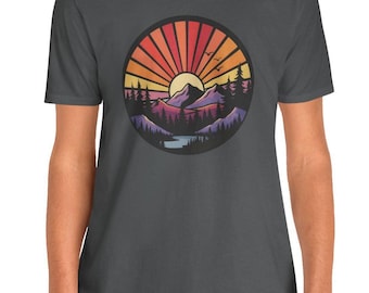 Camiseta retro de montaña al atardecer / Camiseta gráfica vintage para exteriores / Camiseta de aventura en el bosque de pinos / Regalo para amantes de la naturaleza