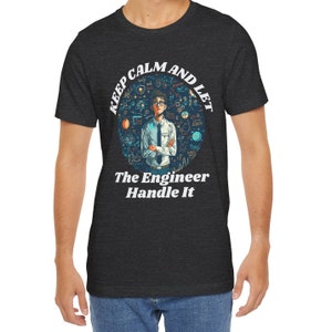 Könnte beinhalten: Ein dunkelgraues T-Shirt mit einem Aufdruck eines Mannes mit Brille und Krawatte, umgeben von mathematischen und wissenschaftlichen Formeln. Der Text "Keep Calm and Let The Engineer Handle It" ist auf dem T-Shirt aufgedruckt.
