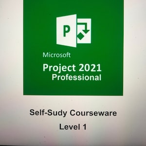 Puede incluir: Un cuadrado verde con el logotipo de Microsoft Project 2021 Professional. El logotipo es una letra "P" blanca dentro de un rectángulo blanco con una flecha blanca apuntando hacia abajo. El texto "Microsoft Project 2021 Professional" está debajo del logotipo. El texto "Self-Study Courseware Level 1" está debajo del cuadrado.
