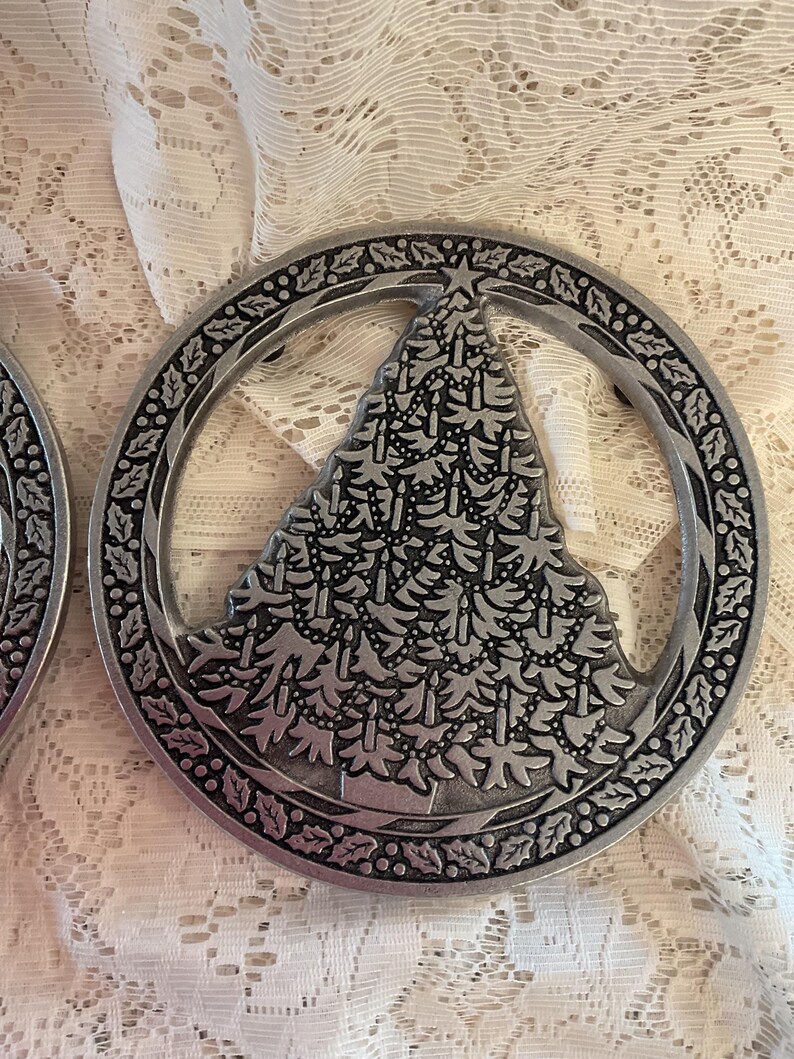 Set of 2 Wilton Holiday Trivets - Thumbnail 3