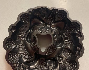 Vtg Nordic Ware Cake Pan Christmas Wreath/ cast aluminum/ made in USA