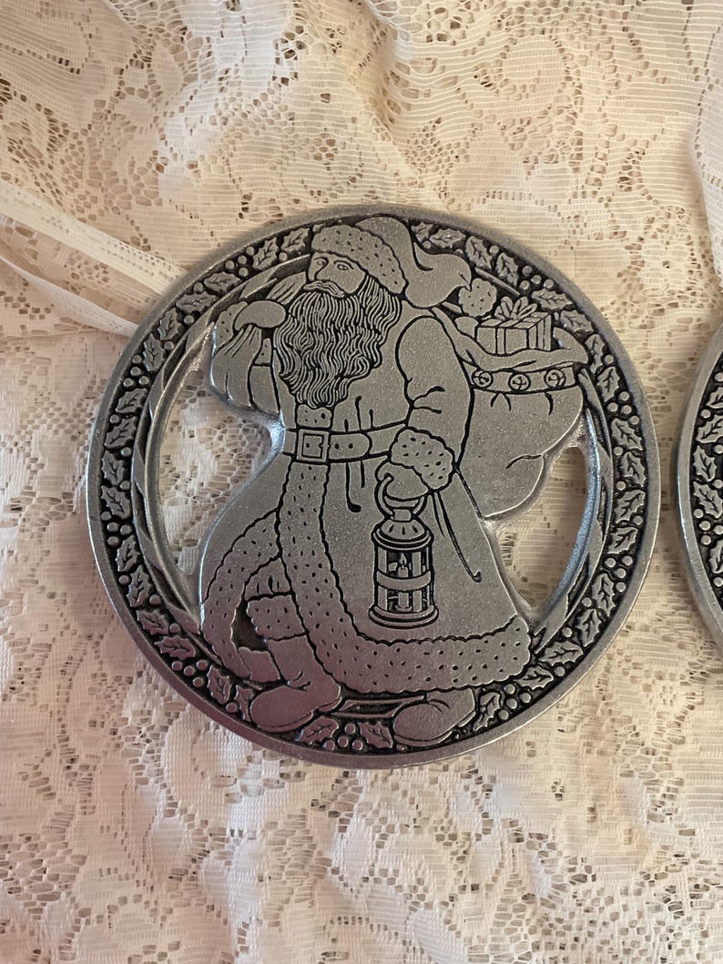 Set of 2 Wilton Holiday Trivets