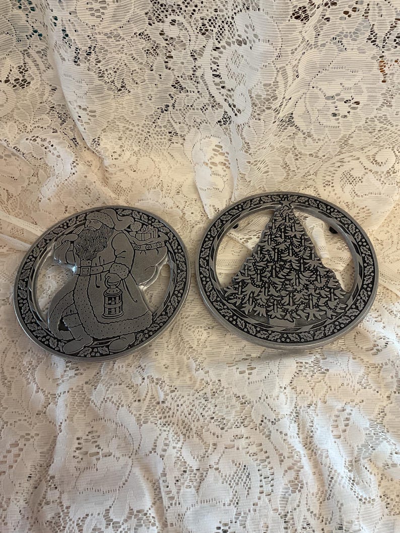 Set of 2 Wilton Holiday Trivets - Thumbnail 2