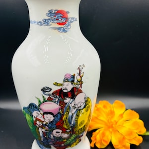 Vintage Famille Rose Vase: Chinese Porcelain with Family Scene
