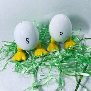 Eggs with Legs SALT & PEPPER Shaker Set Vintage Easter eggs