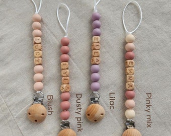 Personlig napphållare med barnets namn | Personlig babyshowerpresent | Pastellfärgad napphållare för babyflicka | Nappkedja i trä för babypojke