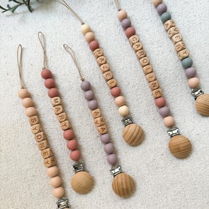 Juego de pinza para chupete y sonajero personalizado/Regalo personalizado para baby shower/Porta chupete de niña en tonos pastel/Cadena de madera para chupete de niño/Regalo para recién nacido
