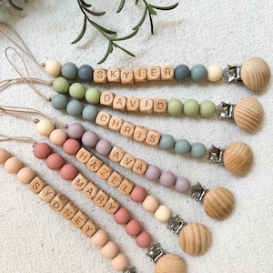 Juego de pinza para chupete y sonajero personalizado/Regalo personalizado para baby shower/Porta chupete de niña en tonos pastel/Cadena de madera para chupete de niño/Regalo para recién nacido
