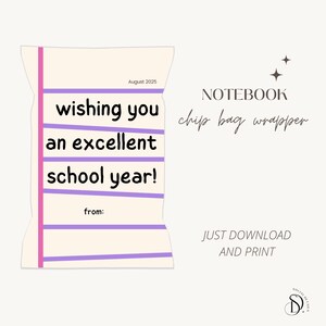 Può includere: Un design digitale per l'incarto di un sacchetto di patatine a forma di taccuino con la scritta "wishing you an excellent school year!" in nero su sfondo color crema. Il design include linee orizzontali viola e le parole "Just Download and Print".