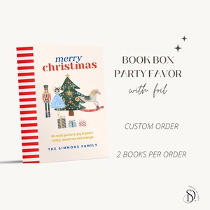 Könnte beinhalten: Eine Karte mit roten und weißen Streifen mit den Worten "merry christmas" in blauer und roter Schrift. Die Karte zeigt einen Weihnachtsbaum, einen Nussknacker, eine Ballerina und ein Schaukelpferd. Der Text "We wish you love, joy & peace today, tomorrow and always THE SIMMONS FAMILY" ist auf die Karte gedruckt. Der Text "BOOK BOX PARTY FAVOR with foil CUSTOM ORDER 2 BOOKS PER ORDER" ist auf weißem Hintergrund gedruckt.