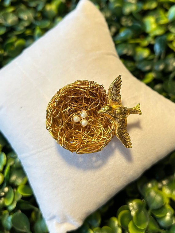 Signed, Vintage Jeanne Bird Nest Gold Tone Brooch 