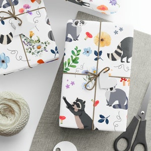 Carta da regalo floreale con procione, confezione regalo di animali del bosco carino, regalo per gli amanti della natura, carta da regalo di compleanno, carta per baby shower per ragazzo o ragazza