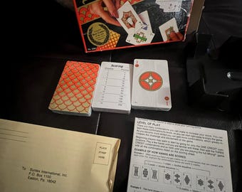 Vintage 1983 Mhing Card Game Mah Jongg Style Komplettset mit Racks Score Pads Suntex 2–6 Spieler