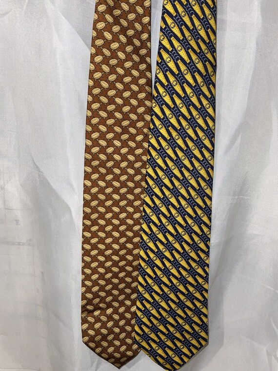 中古のブルックス ブラザーズのネクタイ 2 本セット。すべてシルク製