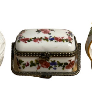 Lote de 3 baratijas de porcelana, caja con forma de huevo y servilletero Royal Adderley.