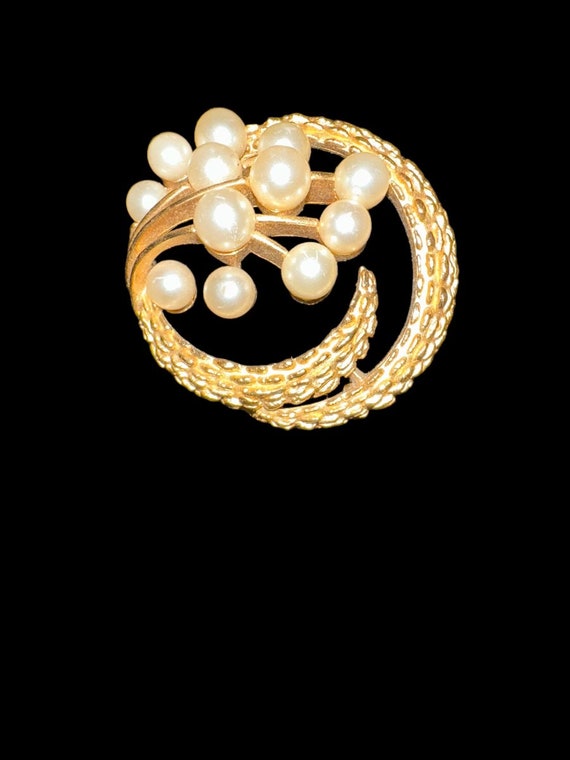 60s Trifari Gold Swirl Spiral Pearl Brooch