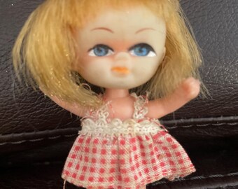 Vintage Mini Baby Puppe Blond Blaue Augen Hong Kong Kleine Gummipuppe Retro Spielzeug 1960er Jahre