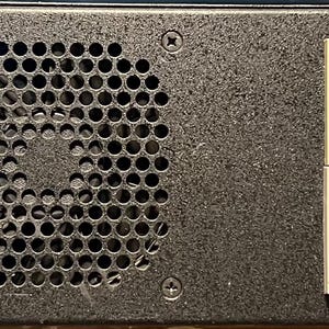 Può includere: Case per server di computer nero con due ventole, un'unità DVD beige e un'unità CD-ROM. Il case ha un'etichetta con il numero 3.