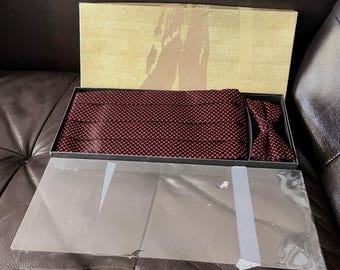 Zestaw vintage, pas smokingowy i muszka, czerwono-czarny, geometryczny. Eleganckie dodatki do smokingu. Akcesoria BB, wyprodukowane w USA. Zestaw ślubny na bal maturalny w pudełku.
