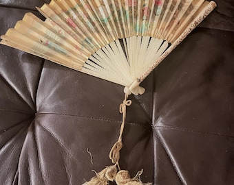 Vintage asiatischer faltender Handfächer gemalte Figuren Bambuspapierfächer Dekorative Sammlerquaste