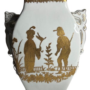 Made in China Esclusively For The Federalist White With Gold Vase.
