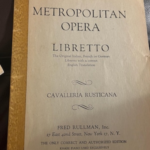 Puede incluir: Juego de tres tazas de cerámica con acabado mate y moteado. Las tazas son de color crema, gris claro y gris oscuro. Cada taza tiene un diseño simple y minimalista.