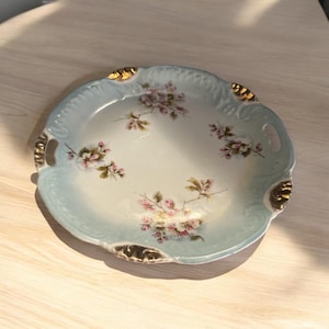 Elegante Vintage Floral Servierplatte mit Griff, Goldakzenten und wunderschönen Lila Blumen-23 cm. Mit mini Griffen an der Seite.