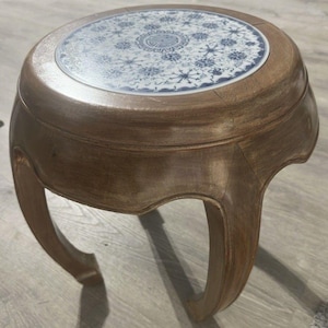 Taburete/silla de porcelana azul y blanca tallada en madera antigua china