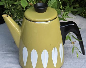 Caffettiera vintage Cathrineholm Olive Lotus / Oggetti in smalto stile metà secolo per la cucina scandinava