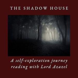 以下が含まれることがあります： 薄暗い霧のかかった森の道の白黒写真。画像の上部に「THE SHADOW HOUSE」というテキストがあります。画像の下部に「A self-exploration journey reading with Lord Azazel」というテキストがあります。