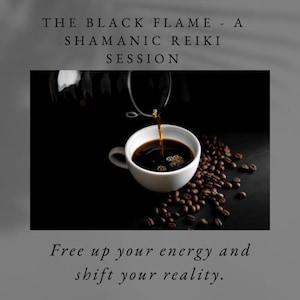 Może przedstawiać: Biały kubek do kawy, do którego wlewa się czarną kawę. Kubek stoi na czarnej powierzchni, wokół której rozrzucone są ziarna kawy. Tekst "THE BLACK FLAME - A SHAMANIC REIKI SESSION" znajduje się w górnej części obrazu. Tekst "Free up your energy and shift your reality." znajduje się w dolnej części obrazu.