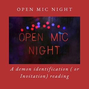 Op de afbeelding: Een rode vierkant met de woorden "OPEN MIC NIGHT" in het wit bovenaan. Het middenstuk heeft een oranje neonbord met dezelfde tekst, met rode en blauwe lichten erboven. Hieronder staat de tekst "A demon identification (or Invitation) reading."