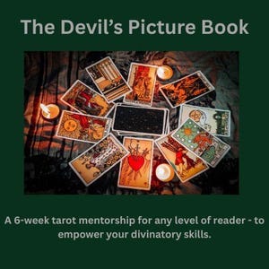 Könnte beinhalten: Eine Anordnung von Tarotkarten mit brennenden Kerzen, mit dem Text "The Devil's Picture Book" oben. Der untere Teil des Bildes lautet: "A 6-week tarot mentorship for any level of reader - to empower your divinatory skills."