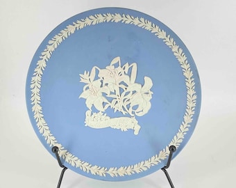Lirios de día Wedgwood Jasper Blue Plate 1988 Firmados, fechados y sellados Fabricados en Inglaterra 6,75" de profundidad