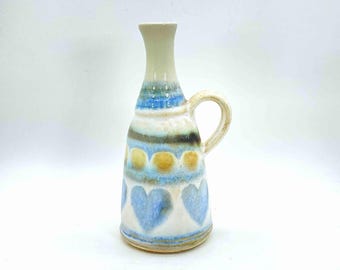 Jarrón de cerámica de arte firmado corazones azules con acentos marrones 6.5" de alto