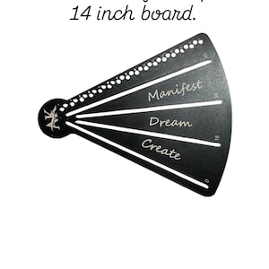 Puede incluir: Regla de arte negra con el texto "AK ART RULER!!" y las palabras "Manifest", "Dream" y "Create". La regla mide 17,78 cm de largo y se adapta a una tabla de 35,56 cm.