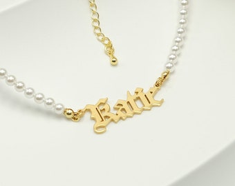 Gepersonaliseerde oud-Engelse naam ketting met parelketting, gouden gotische ketting voor vrouw, moeders ketting, moeders sieraden, handgemaakt cadeau voor moeder