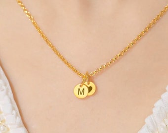 Collier de nom de disque minuscule, collier initial en or personnalisé, collier de famille, collier pour femme, bijoux personnalisés, cadeaux de mères, cadeaux d'anniversaire