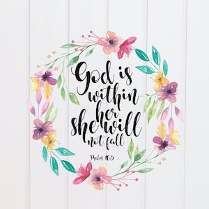 Könnte beinhalten: Ein Aquarell-Blumenkranz mit rosa, lila und gelben Blumen umgibt ein inspirierendes Zitat in Schwarzweiß: "Gott ist in ihr, sie wird nicht fallen." Das Zitat wird Psalm 16,5 zugeschrieben.