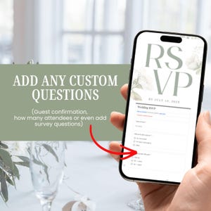 Pu&ograve; includere: Uno smartphone mostra un modulo RSVP per un matrimonio con il testo "RSVP" e "BY JULY 19, 202X". Lo schermo mostra campi per le informazioni sugli ospiti e domande del sondaggio. &Egrave; presente anche il testo "ADD ANY CUSTOM QUESTIONS".