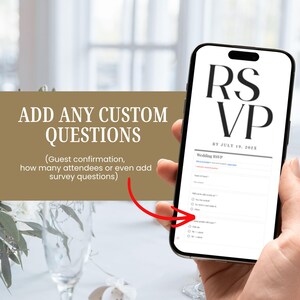 Op de afbeelding: Een smartphone toont een RSVP-formulier voor een bruiloft met de tekst "RSVP" en "BY JULY 19, 202X". Het formulier bevat velden voor gastgegevens. Tekstoverlay luidt "ADD ANY CUSTOM QUESTIONS". De afbeelding suggereert een digitale tool voor huwelijksplanning.