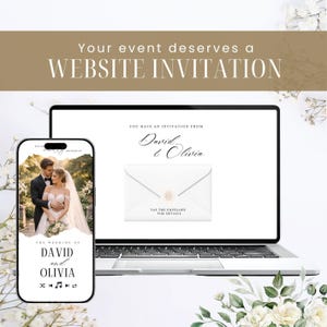 Op de afbeelding: Een laptop en een smartphone tonen een huwelijksuitnodiging. Het laptopscherm toont een witte envelop met de tekst "Tap the envelope for details." De smartphone toont een foto van het paar en de tekst "The Wedding of David and Olivia."