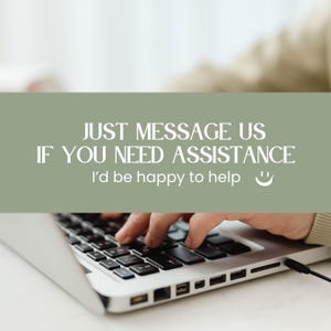 Pu&ograve; includere: Mani che digitano sulla tastiera di un laptop argentato. Lo schermo &egrave; sfocato. Uno striscione verde nella parte superiore dell'immagine recita: "JUST MESSAGE US IF YOU NEED ASSISTANCE. I'd be happy to help :) "
